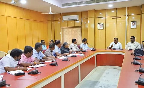 கூட்டத்தில் மேயர் ஜெகன் பெரியசாமி பேசிய காட்சி.