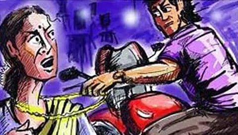 கொள்ளையர்கள் நகை முயற்சி- மூதாட்டி மோட்டார் சைக்கிளில் இருந்து விழுந்து படுகாயம்