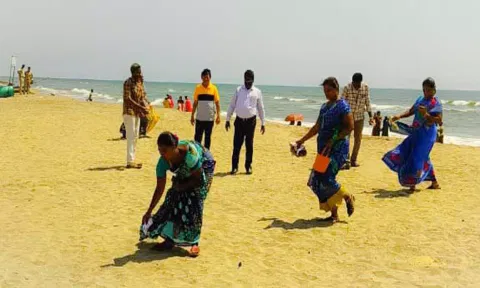 கடலூர் தேவனாம்பட்டினம் கடற்கரையில் தூய்மை செய்யும் பணிகளை மாநகராட்சி ஆணையாளர் கிருஷ்ணமூர்த்தி நேரில் ஆய்வு செய்து பார்வையிட்டார்.