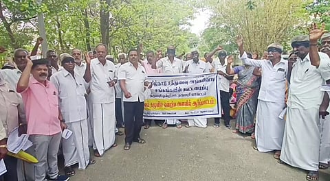 ஆர்பாட்டத்தில் கலந்து கொண்டவர்கள்