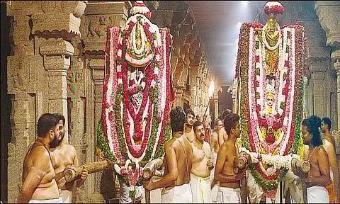 ஆதிகேசவ பெருமாளும், கிருஷ்ணசாமியும் பள்ளி வேட்டைக்காக எழுந்தருளிய போது எடுத்த படம்.