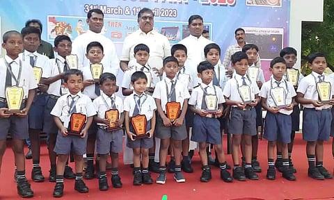 பெத்தி செமினார் மேல்நிலைப்பள்ளியில் அமைச்சர் நமச்சிவாயம் மாணவர்களுக்கு பரிசு வழங்கிய காட்சி.