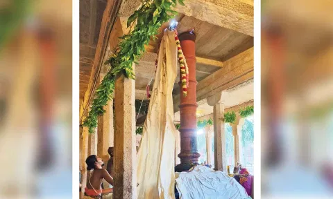 மகர நெடுங்குழைக்காதர் கோவிலில் பங்குனி திருவிழாவை முன்னிட்டு கொடியேற்றம் நடைபெற்ற காட்சி.