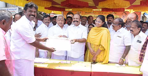 உறுப்பினர் சேர்க்கை முகாமை அமைச்சர் பெரியகருப்பன் தொடங்கிவைத்த காட்சி.