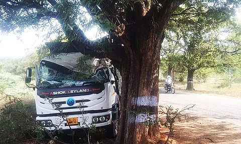 மரத்தில் மோதிய லாரி.