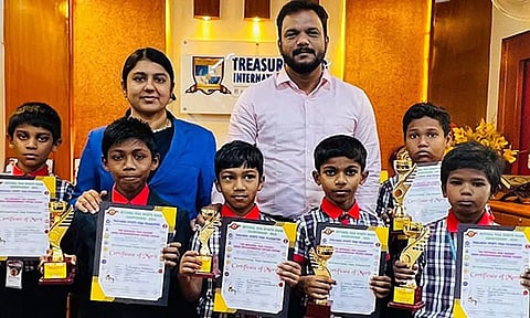 வெற்றி வெற்ற மாணவர்களை பாராட்டிய காட்சி