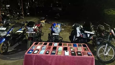 பெங்களூரில் ஆவணங்கள் இன்றி எடுத்து செல்லப்பட்ட ரூ.53 லட்சம் மதிப்புள்ள பொருட்கள் பறிமுதல்