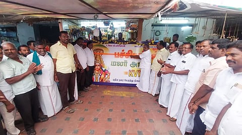 மலர் அங்காடிகளில் பெயர் பலகையை தமிழில் அமைக்கும் பணி