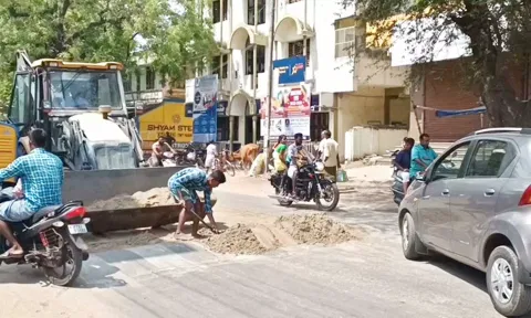 லாரிகளில் கொண்டு வரப்பட்ட சவுடுமண் பணிக்காக சாலையில் கொட்டப்பட்டது.