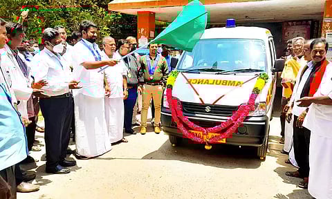 பாகூர் அரசு மருத்துவமனைக்கு கூடுதல் ஏற்பாடு செய்த ஆம்புலன்ஸ் செந்தில்குமார் எம்.எல்.ஏ. தொடங்கி வைத்த காட்சி.