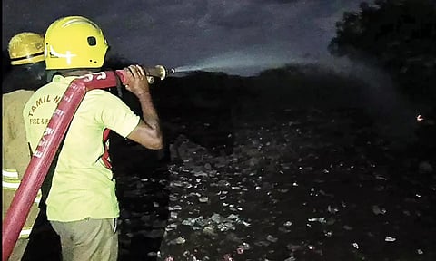 விபத்து ஏற்பட்ட பட்டாசு ஆலையில் தீயணைப்பு வீரர்கள் தீயை அணைத்த காட்சி.