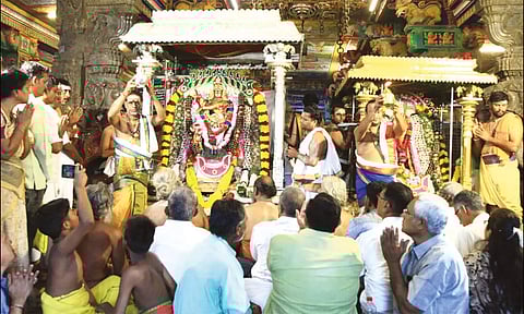 ஸ்ரீநடராஜரும், சிவகாமி அம்மனும் சமேதரராக பக்தர்களுக்கு எழுந்தருளிய காட்சி.