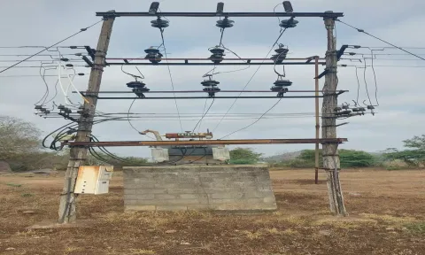 மின் கம்பங்களில் சிமெண்ட் காரைகள் பெயர்ந்து முற்றிலும் சேதம் அடைந்து நிலையில் இருப்பதை படத்தில் காணலாம்.
