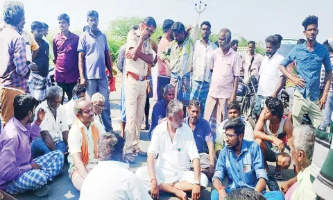 சாலை மறியலில் ஈடுபட்ட பொதுமக்களிடம் போலீசார் பேச்சுவார்த்தை நடத்தினர்.
