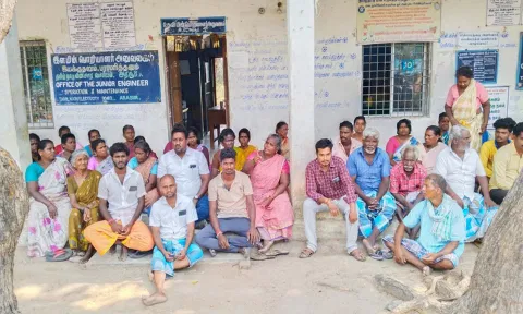 மின்துறை அலுவலகத்தை முற்றுகையிட்ட கிராம மக்களை படத்தில் காணலாம்.