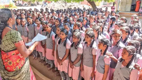 நாமக்கல் அரசு பள்ளியில் தேர்வுக்கு முன்பாக மாணவிகளுக்கு ஆசிரியை அறிவுரை வழங்கிய காட்சி.