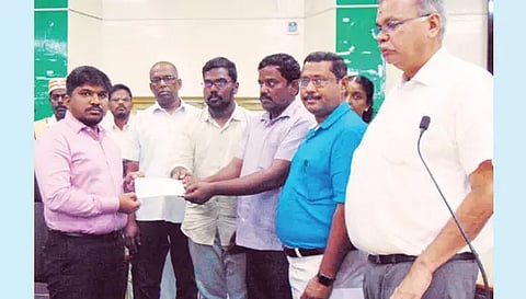 நியாய விலை கடை விற்பனையாளர் குடும்பத்துக்கு நிதியுதவி