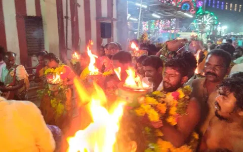 தீச்சட்டி எடுத்து வந்த பக்தர்கள்.