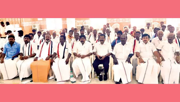 அ.ம.மு.க. நிர்வாகிகள் அ.தி.மு.க.வில் இணைந்தனர்.