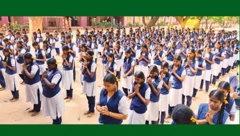 மதுரை காமராஜர் சாலையில் உள்ள நிர்மலா பெண்கள் மேல்நிலைப்பள்ளியில் தேர்வு தொடங்கும் முன்பு பிரார்த்தனை செய்த எஸ்.எஸ்.எல்.சி. மாணவிகளை படத்தில் காணலாம்.