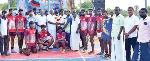 முதல் பரிசு  வென்ற  புளியங்குளம் அணியினருக்கு வெற்றி கோப்பையை மாவட்ட அறங்காவலர் குழு தலைவர் பார்த்திபன் வழங்கிய காட்சி.