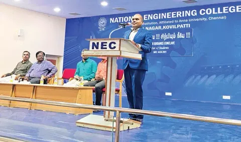 கல்வியாளர்  அஸ்வின் பேசியபோது எடுத்தபடம்.