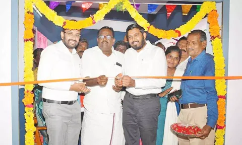 நியாய விலை கடையை ஷாநவாஸ் எம்.எல்.ஏ. திறந்து வைத்தார். அருகில் மாவட்ட கலெக்டர் அருண் தம்புராஜ் ஆகியோர் உள்ளனர்.