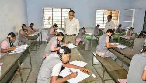 கோட்டை அரசு மகளிர் பள்ளியில் கலெக்டர் கார்மேகம் ஆய்வு செய்த காட்சி.