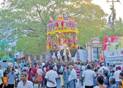 தேரோட்டத்தில் கலந்து கொண்ட பக்தர்களை படத்தில் காணலாம்.&nbsp;