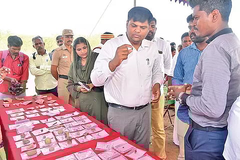 முதற்கட்ட அகழாய்வில் கண்டெடுக்கப்பட்ட பொருட்களை கலெக்டர் கார்த்திகேயன் பார்வையிட்ட போது எடுத்த படம்.