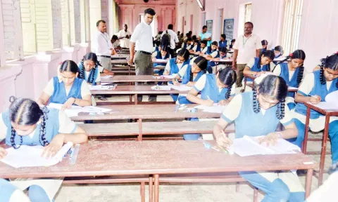 தஞ்சையில் இன்று நடைபெற்ற எஸ்.எஸ்.எல்.சி. அரசு பொதுத்தேர்வை மாவட்ட முதன்மை கல்வி அலுவலர் சிவக்குமார் பார்வையிட்டு ஆய்வு செய்தார்.