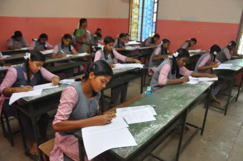 வேலூர் மாவட்டத்தில் 18 ஆயிரம் மாணவர்கள் 10-ம் வகுப்பு தேர்வு எழுதினர்