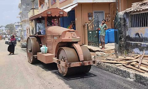 சாலை சீரமைப்புப் பணிகள் நடைபெறுவதை படத்தில் காணலாம்.&nbsp;