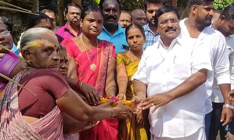 வாய்க்கால் அமைக்கும் பணியை எதிர்க்கட்சித் தலைவர் சிவா எம்.எல்.ஏ. தொடங்கி வைத்த காட்சி.