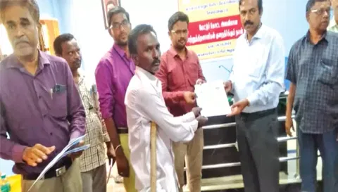 மாற்றுத்திறனாளி ஒருவரிடம் மேட்டூர் உதவி கலெக்டர் தணிகாச்சலம்  மனு பெற்ற போது எடுத்த படம்.