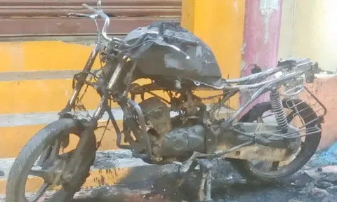 கோட்டாரில் வீட்டின் முன்பு நிறுத்தப்பட்டிருந்த மோட்டார் சைக்கிள் தீ வைத்து எரிப்பு