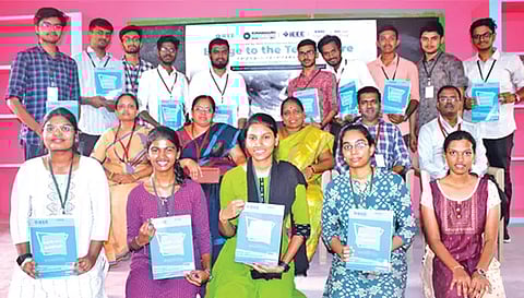 கற்போம் கணினி புத்தகத்துடன் குமரகுரு கல்லூரி மாணவர்கள், ஆசிரியர்கள் உள்ளனர்.&nbsp; &nbsp;