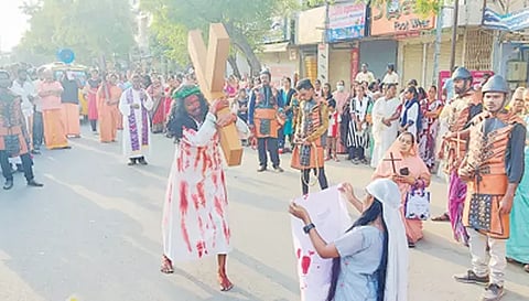 சிலுவைப் பாதை தத்ரூபமாக காட்சிப்படுத்தப்பட்டதை படத்தில் காணலாம்.&nbsp;