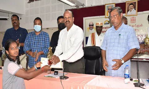 போட்டிகளில் வெற்றி பெற்ற மாணவிக்கு மாவட்ட கலெக்டர் பாலசுப்ரமணியம் பரிசு வழங்கினார்.
