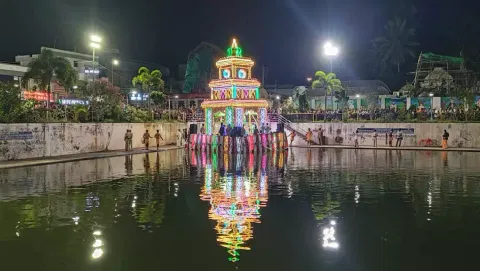 காரைக்கால் கைலாசநாதர் கோவிலில் தெப்பத் திருவிழா நடைபெற்றது.&nbsp;