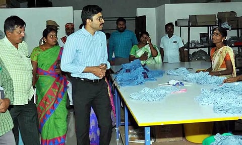 ஆயத்த ஆடை தயாரிக்கும் பணிகளை கலெக்டர் வினீத் ஆய்வு செய்த காட்சி.
