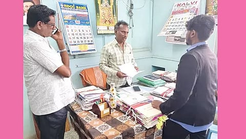 ராமநாதபுரம் வீட்டுவசதி வாரிய அலுவலகத்தில் அமீனா மூலம் ஜப்தி நடவடிக்கை மேற்கொள்ளப்பட்டபோது எடுத்த படம்.&nbsp;