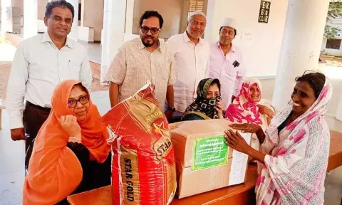 ஏழைகளுக்கு உணவுப்பொருள்கள் தொகுப்பு