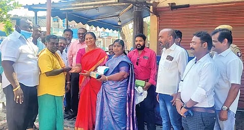 விழாவில் மாநிலத் துணைத் தலைவர் சசிகலா புஷ்பா கட்சி கொடியேற்றி இனிப்புகள் வழங்கிய காட்சி. அருகில் மாவட்ட பொதுச் செயலாளர் உமரி சத்தியசீலன்  மற்றும் நிர்வாகிகள் உள்ளனர்.
