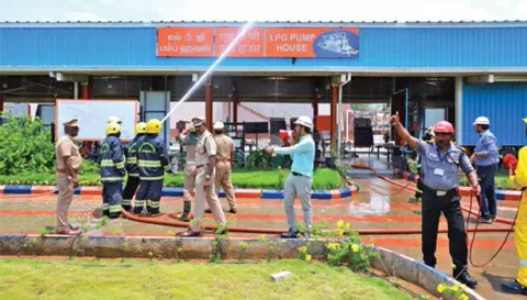 முகாமில் தொழிற்சாலை மேலாளர் சிவராமகிருஷ்ணன் பயிற்சி அளித்த போது எடுத்த படம் அருகில் இணை இயக்குனர் சபீனா, உள்ளார்.