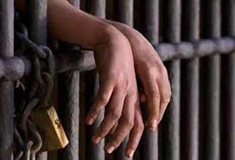 இளம்பெண்ணின் கணவருக்கு ஆபாச படம் அனுப்பி கைதான வாலிபர் சிறையில் அடைப்பு