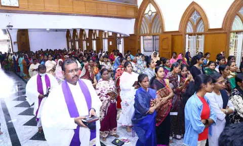 புனித வெள்ளியை முன்னிட்டு திருப்பூர் அவிநாசி சாலையில் உள்ள சி.எஸ்.ஐ., தூய பவுல் ஆலயத்தில் சிறப்பு பிரார்த்தனை நடைபெற்றது. அதில் பங்கேற்றவர்களை படத்தில் காணலாம்.&nbsp; &nbsp;