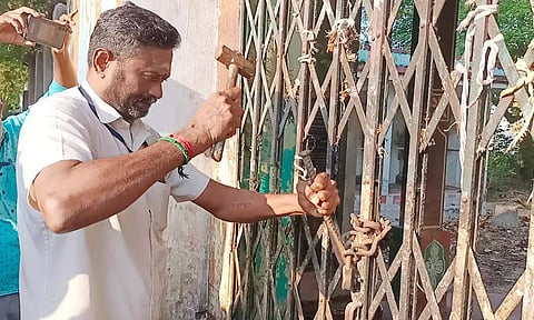 கோவில் பூட்டு உடைக்கப்பட்ட காட்சி