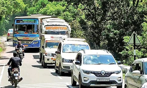 கொடைக்கானலில் போக்குவரத்து போலீசார் பற்றாக்குறையால் திணறும் சுற்றுலா வாகனங்கள்