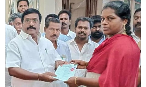 வீடு கட்ட தவணை தொகை பெற ஆணையை எதிர்கட்சி தலைவர் சிவா வழங்கினார்.